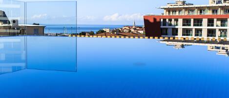 季节性开放的室外游泳池