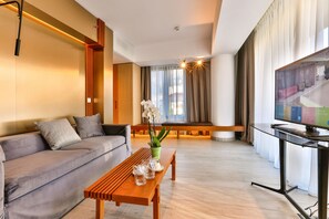 高級套房, 1 間臥室, 露台, 海景 | 客廳 | 平面電視