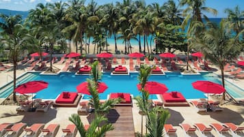 2 ulkouima-allasta, aurinkovarjoja, aurinkotuoleja