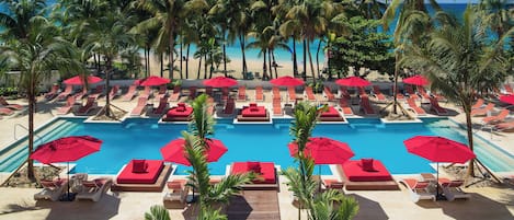 2 albercas al aire libre, sombrillas en la alberca y camastros