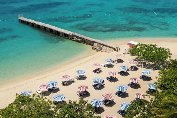 Am Strand, weißer Sandstrand, Sonnenschirme, Strandtücher