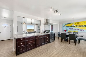 Casa Premier, 3 habitaciones, cocina, vista al océano (Pet Friendly) | Cocina privada | Refrigerador, microondas, cafetera y tetera y artículos de limpieza 