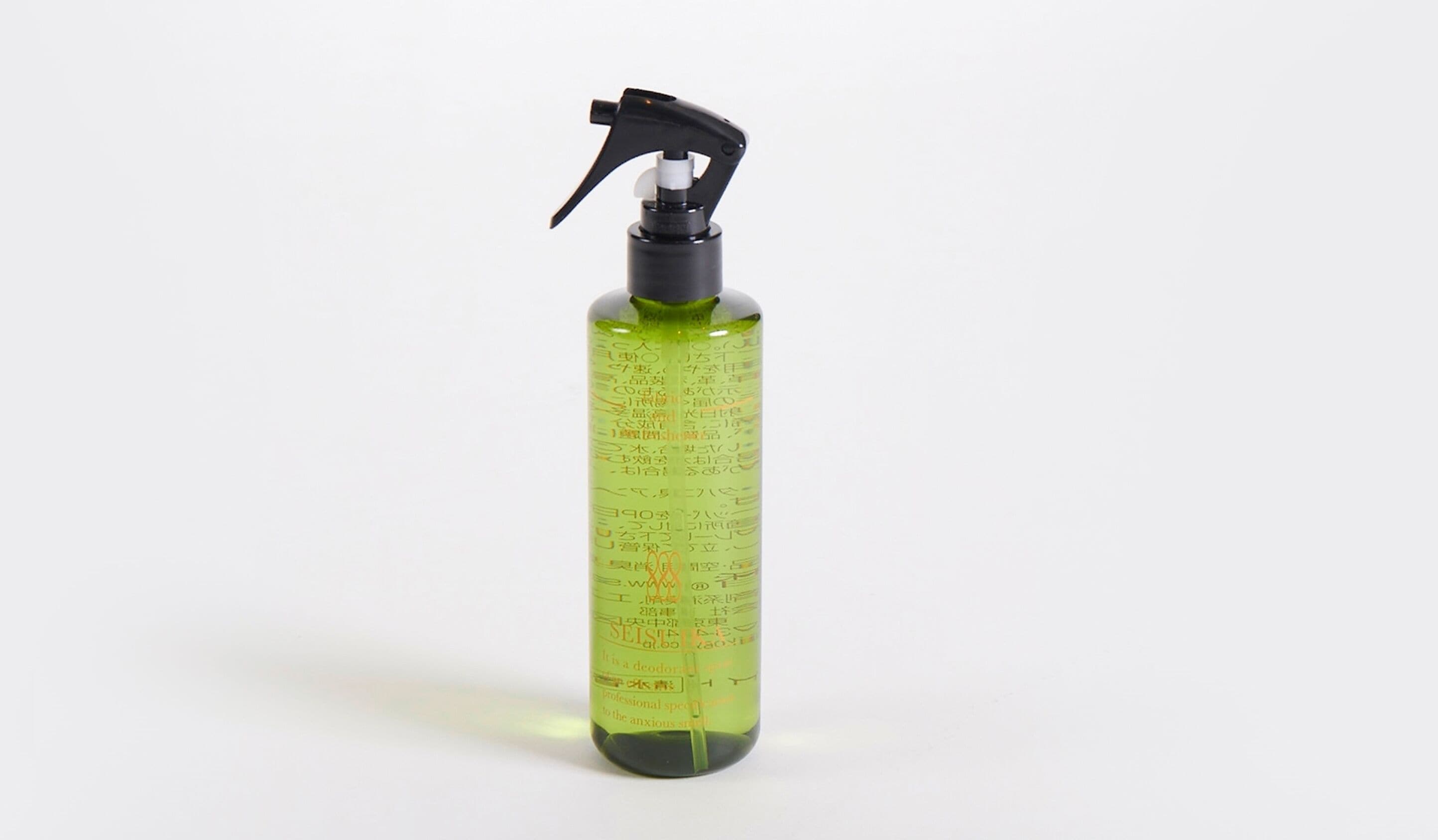 Una bottiglia spray verde con indicazioni di misurazione e testo, probabilmente un prodotto per la pulizia.