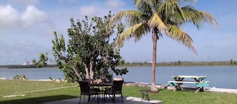 Bahama Breeze Waterfront Luxury Detached Vacation Home