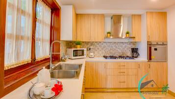 Geladeira, micro-ondas, fogão, cooktop