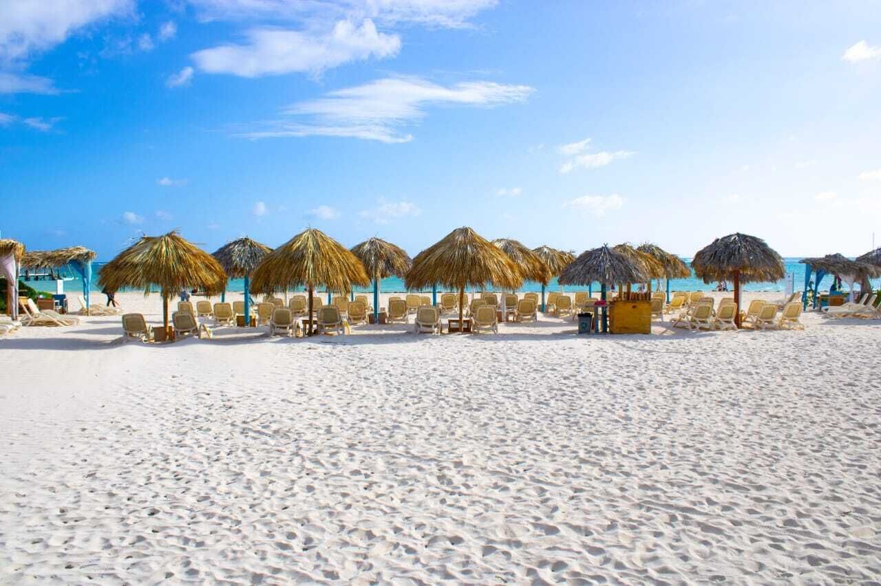 Chaises longues, serviettes de plage