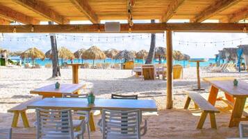 Espreguiçadeiras, toalhas de praia