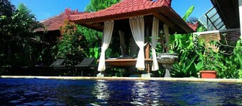 Romantic 4 post bed, fiber internet