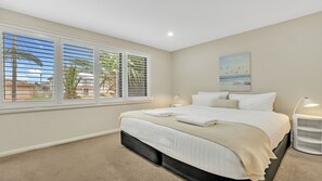 5 bedrooms, iron/ironing board, WiFi, bed sheets - Seaside Royale - spacious, great entertainer (Callala Beach)