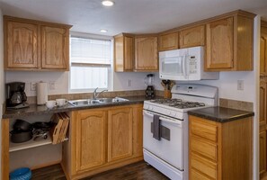 Fridge, microwave, oven, stovetop - San Juan - Cozy tiny pet friendly home in the heart of the historic Noyo harbor (Fort Bragg)