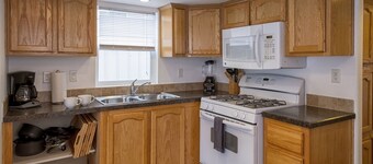 San Juan - Cozy tiny pet friendly home in the heart of the historic Noyo harbor