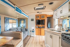 TV, DVD player - Poop Deck - 3 minutes from the beach and right on the Noyo harbor (Fort Bragg)