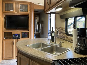 Coffee/tea maker, fridge, microwave, oven