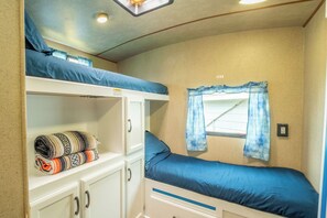 2 bedrooms, free WiFi, bed sheets - Poop Deck - 3 minutes from the beach and right on the Noyo harbor (Fort Bragg)