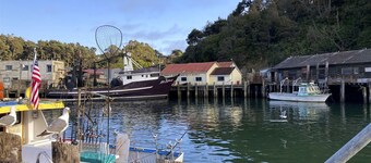 Poop Deck - 3 minutes from the beach and right on the Noyo harbor