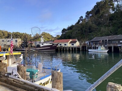 Poop Deck - 3 minutes from the beach and right on the Noyo harbor