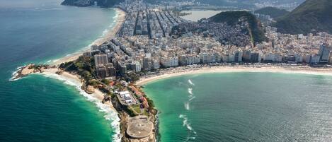 Una spiaggia nelle vicinanze