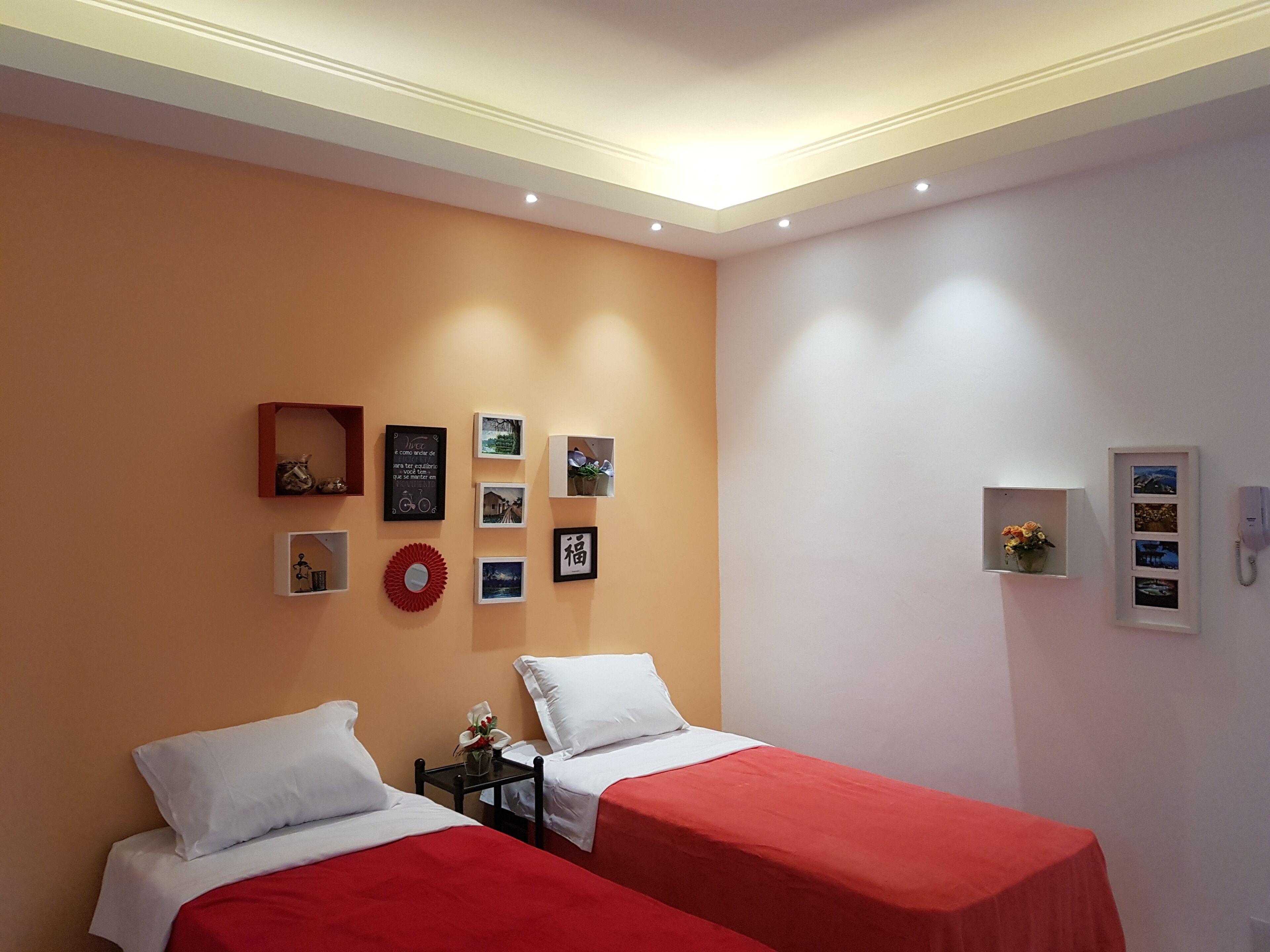 1 quarto, cofres nos quartos, escrivaninha, quartos à prova de som