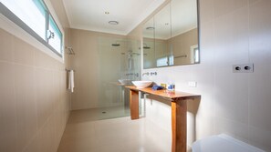 Bathtub, towels - Sienna by the Sea – a two-minute walk to Callala Beach (Callala Beach)
