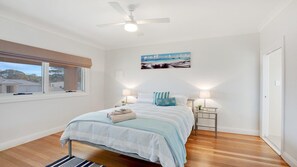 5 bedrooms, iron/ironing board, travel cot, WiFi - Sienna by the Sea – a two-minute walk to Callala Beach (Callala Beach)