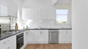 Réfrigérateur, four à micro-ondes, un four, surface de cuisson