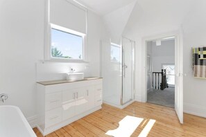 Bathtub, hair dryer, towels, soap - Amberley - circa 1880's luxury
Ideal larger groups 5 b’rooms sleeps 9 (Sandy Bay)