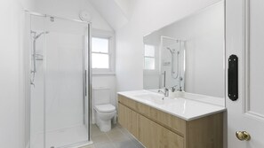 Bathtub, hair dryer, towels, soap - Amberley - circa 1880's luxury
Ideal larger groups 5 b’rooms sleeps 9 (Sandy Bay)