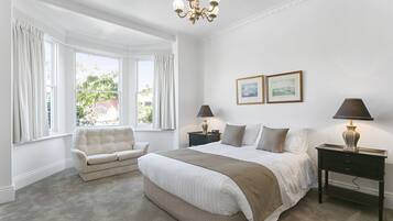 5 bedrooms, desk, iron/ironing board, travel cot