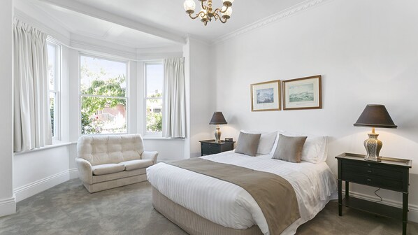 5 chambres, bureau, fer et planche à repasser, lit parapluie