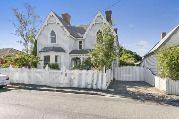 Exterior - Amberley - circa 1880's luxury
Ideal larger groups 5 b’rooms sleeps 9 (Sandy Bay)