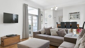 TV connectée, livres, vidéothèque, chaîne hi-fi