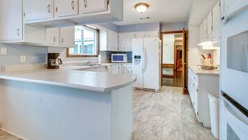 Fridge, microwave, stovetop, dishwasher