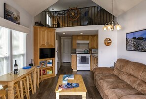 Smart TV, DVD player - Emmanuel - WOW Right at the mouth of the Noyo harbor with views of the mighty Pacific ocean. (Fort Bragg)