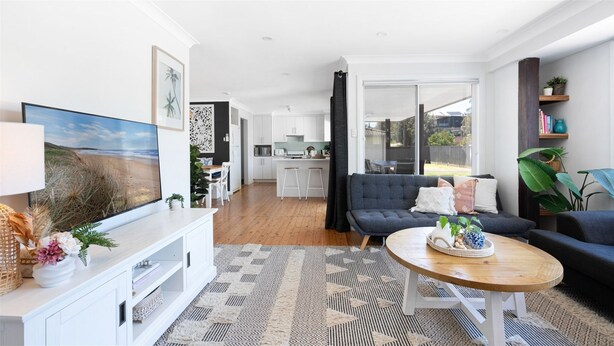 Smart TV - Coastal Palms – your sun-soaked coastal getaway (Culburra Beach)