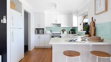 Een koelkast, een magnetron, een oven, een kookplaat