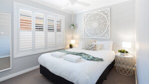 5 bedrooms, desk, iron/ironing board, travel cot - Coastal Palms – your sun-soaked coastal getaway (Culburra Beach)