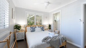 5 bedrooms, desk, iron/ironing board, travel cot