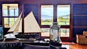 スマートテレビ、暖炉、書庫