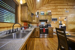 雪櫃、微波爐、焗爐、爐具