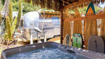 Tina de hidromasaje al aire libre