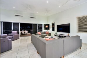 Luxury House, 5 Bedrooms, Hot Tub, City View | Meeting facility - Darwin City Lights Jacuzzi (Stuart Park)