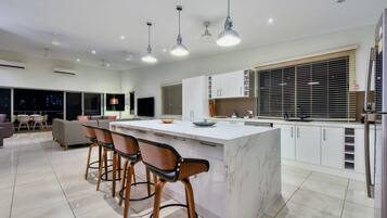 Rumah Mewah, 5 kamar tidur, hot tub, pemandangan kota | Interior