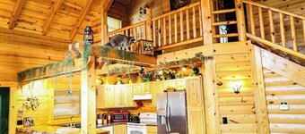 Branson Missouri Luxury Log Cabin on Quiet Pine Ridge forest above Lake, Jacuuzi