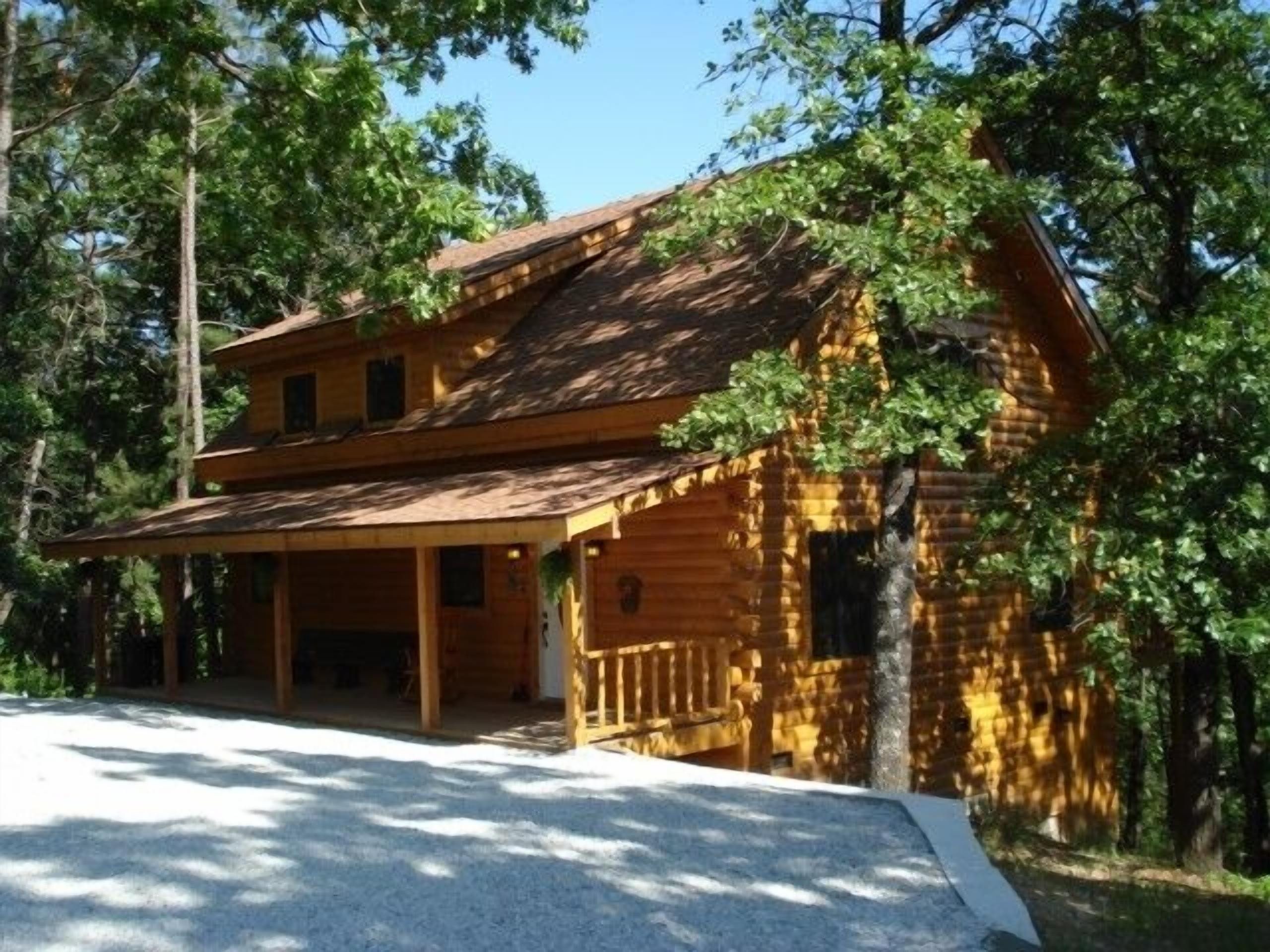 Branson Missouri Luxury Log Cabin on Quiet Pine Ridge forest above Lake, Jacuuzi