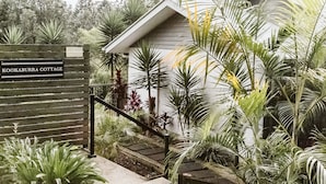 Une porte en bois sur laquelle est accrochée une plaque indiquant : « Kookaburra Cottage ».