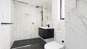 Baignoire, sèche-cheveux, serviettes fournies