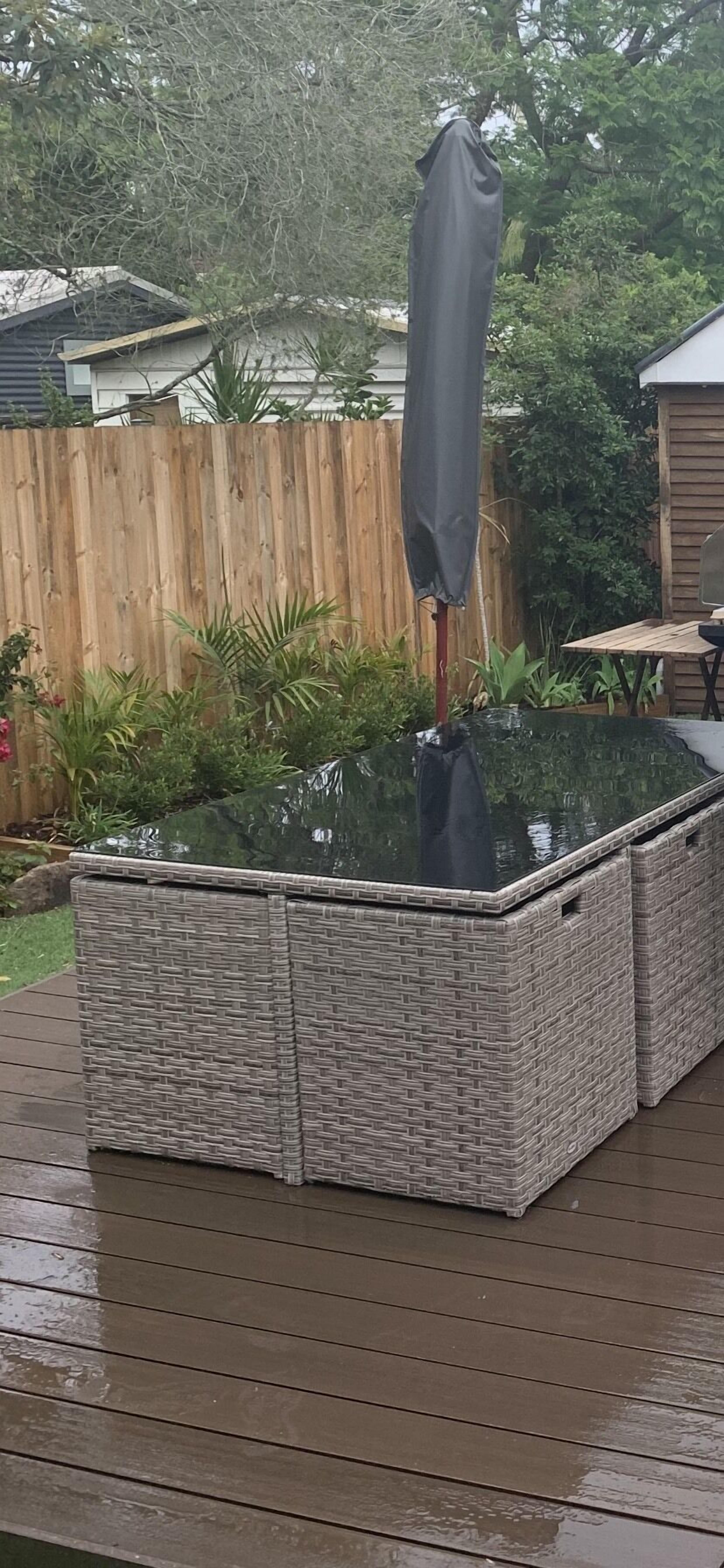 Un espace extérieur aménagé, abrité et doté d’un élément décoratif aquatique.