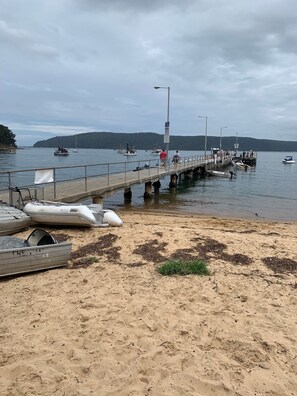 Plage à proximité, chaises longues, serviettes de plage
