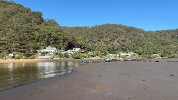 Plage à proximité, chaises longues, serviettes de plage