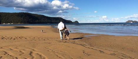 Beach nearby, sun-loungers, beach towels